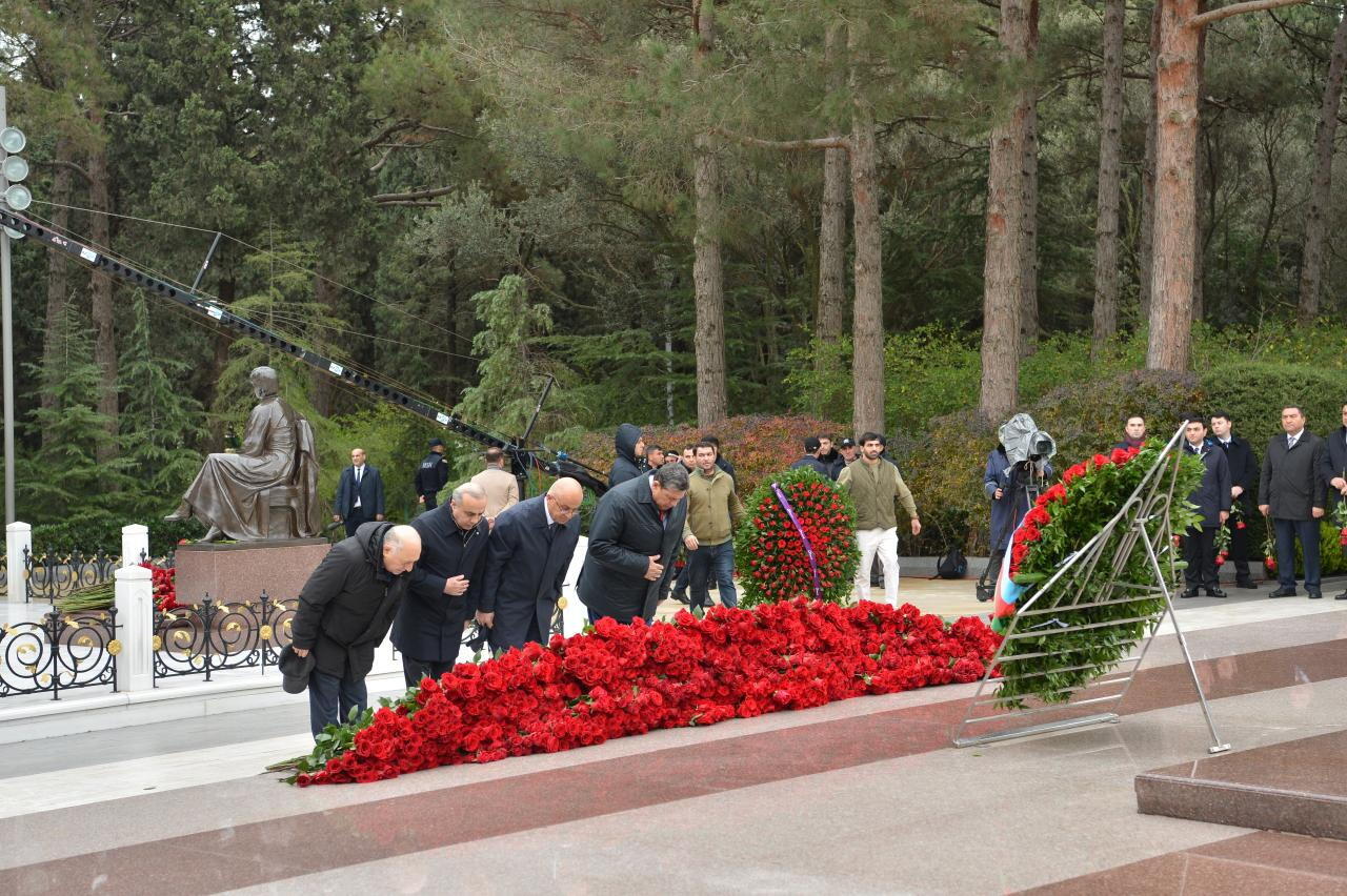 Коллектив Милли Меджлиса почтил память великого лидера Гейдара Алиева в Аллее почетного захоронения