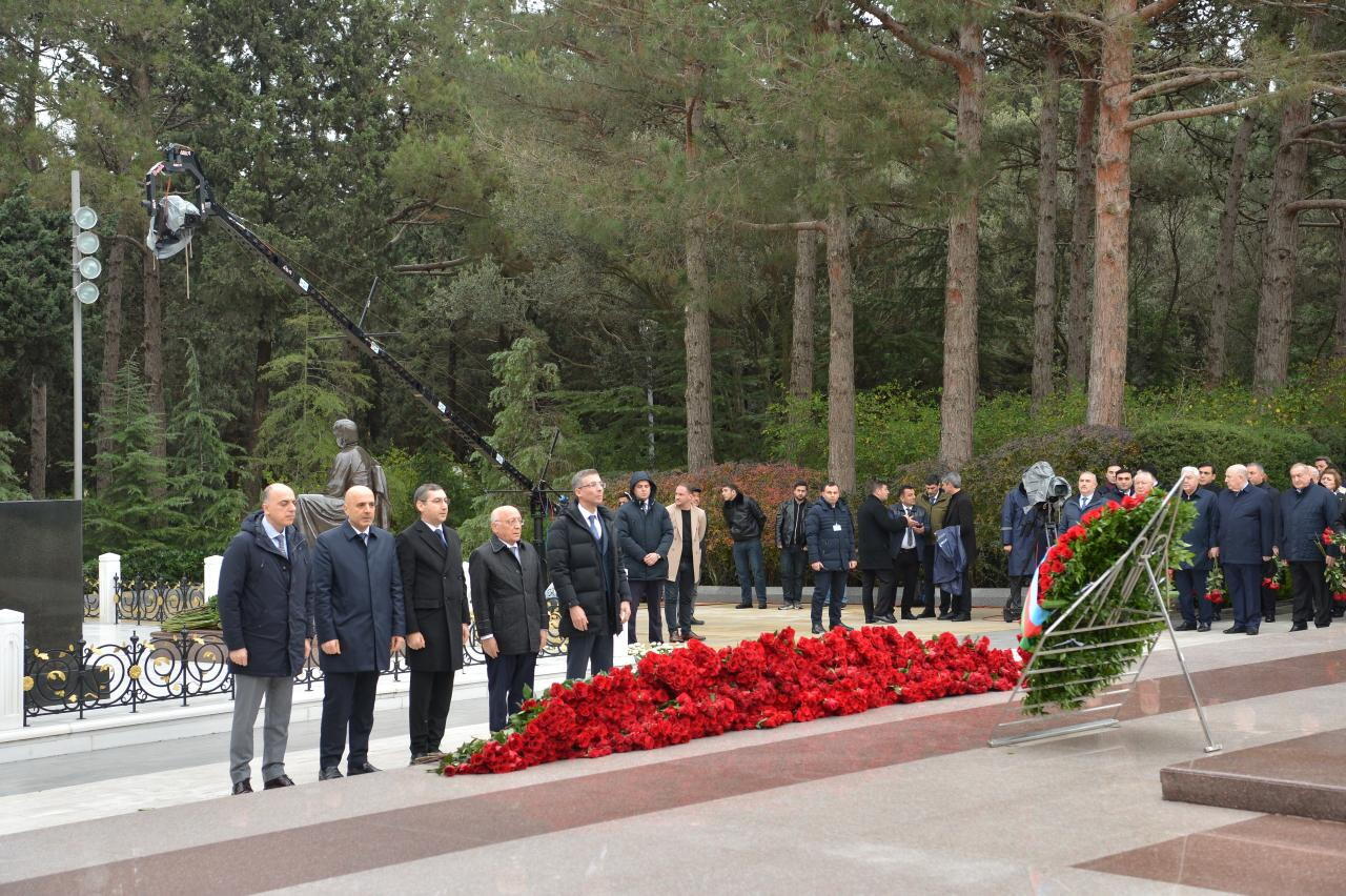 Коллектив Милли Меджлиса почтил память великого лидера Гейдара Алиева в Аллее почетного захоронения