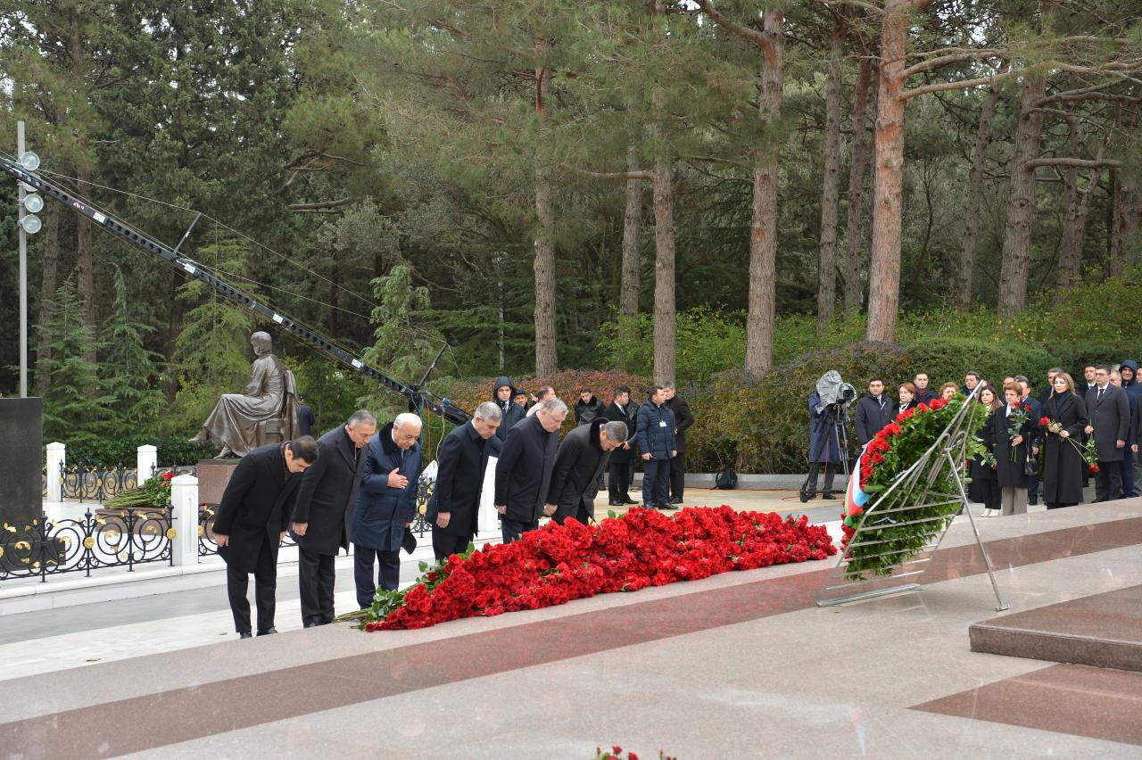 Коллектив Милли Меджлиса почтил память великого лидера Гейдара Алиева в Аллее почетного захоронения