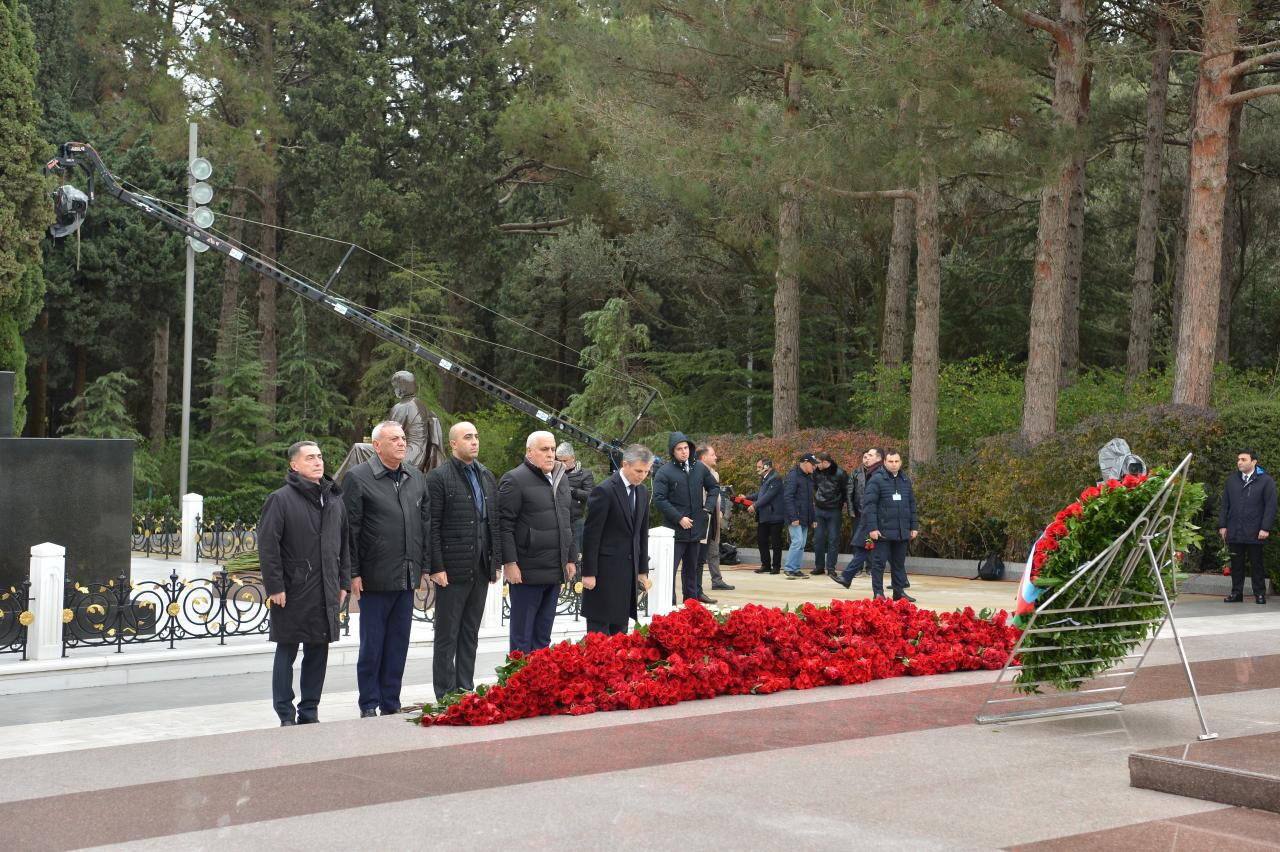 Коллектив Милли Меджлиса почтил память великого лидера Гейдара Алиева в Аллее почетного захоронения
