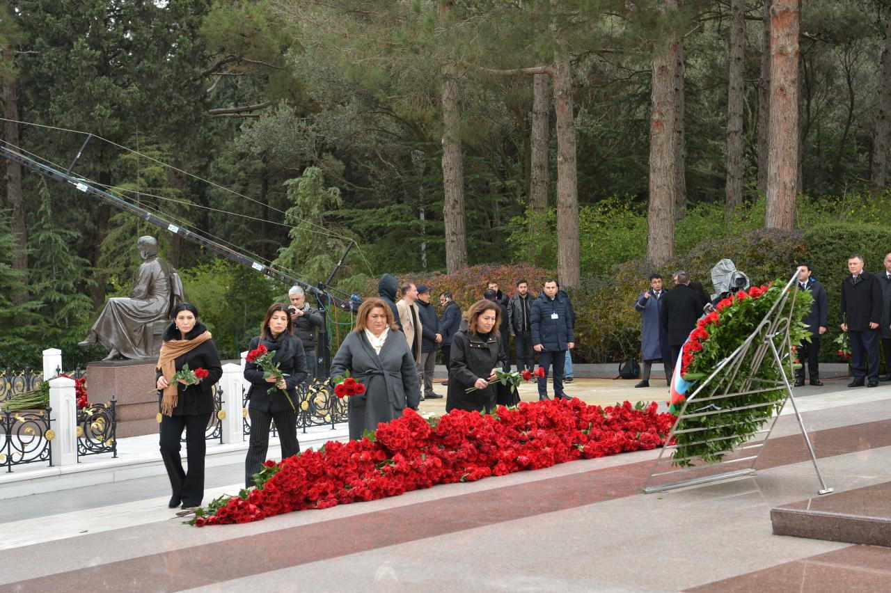 Коллектив Милли Меджлиса почтил память великого лидера Гейдара Алиева в Аллее почетного захоронения