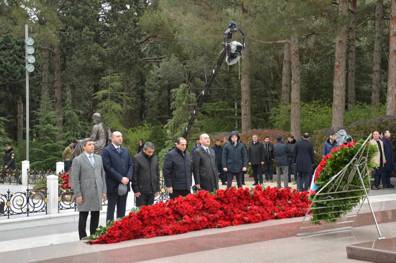 Коллектив Милли Меджлиса почтил память великого лидера Гейдара Алиева в Аллее почетного захоронения