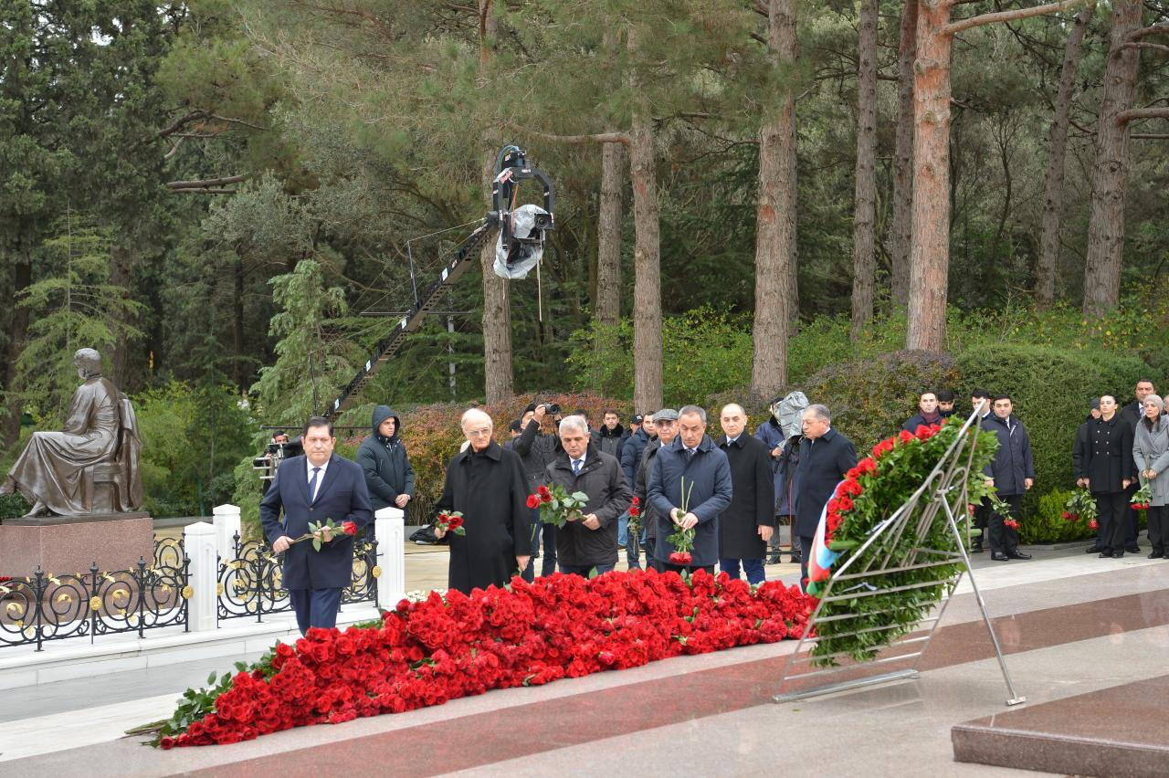 Коллектив Милли Меджлиса почтил память великого лидера Гейдара Алиева в Аллее почетного захоронения