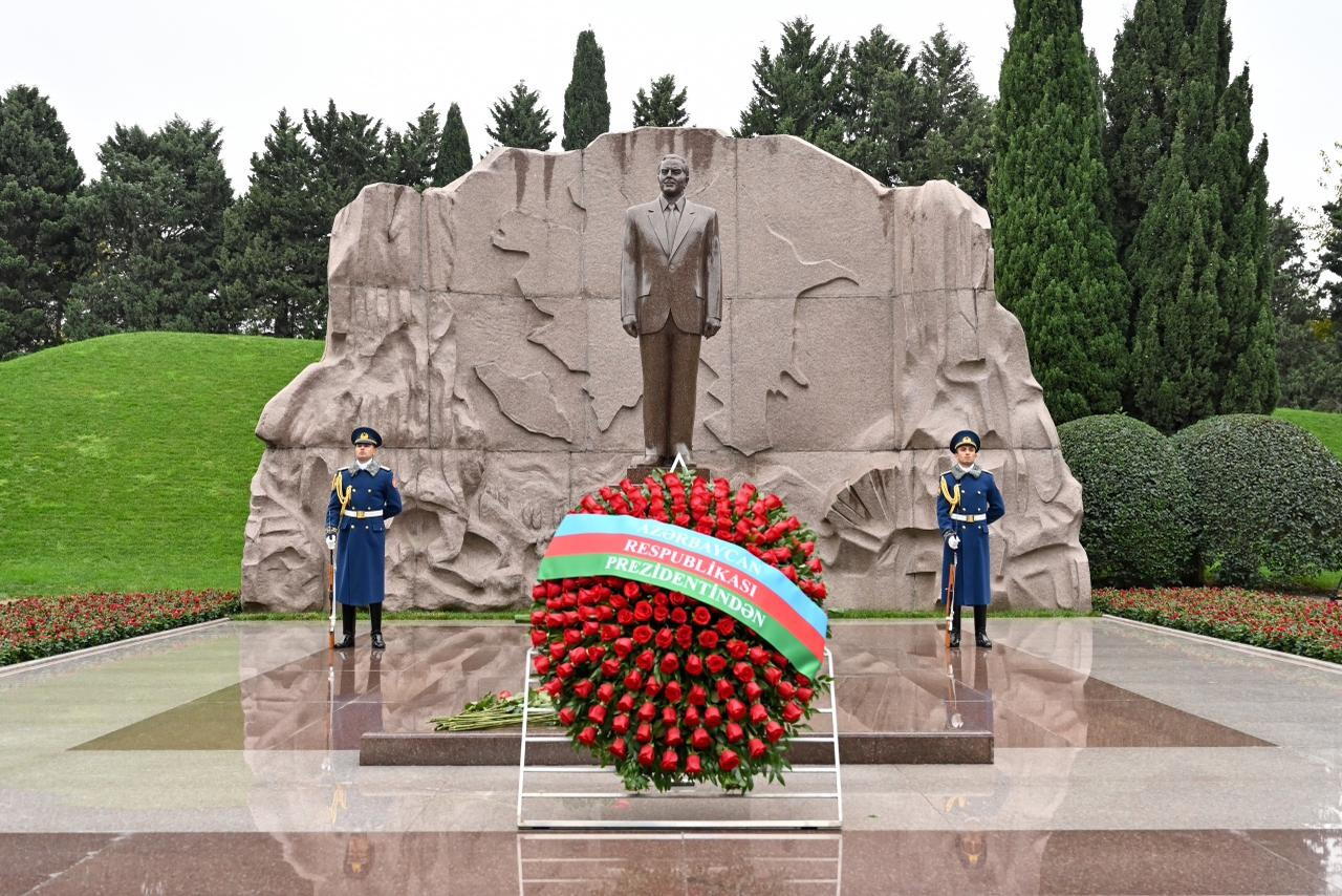 Коллектив Милли Меджлиса почтил память великого лидера Гейдара Алиева в Аллее почетного захоронения