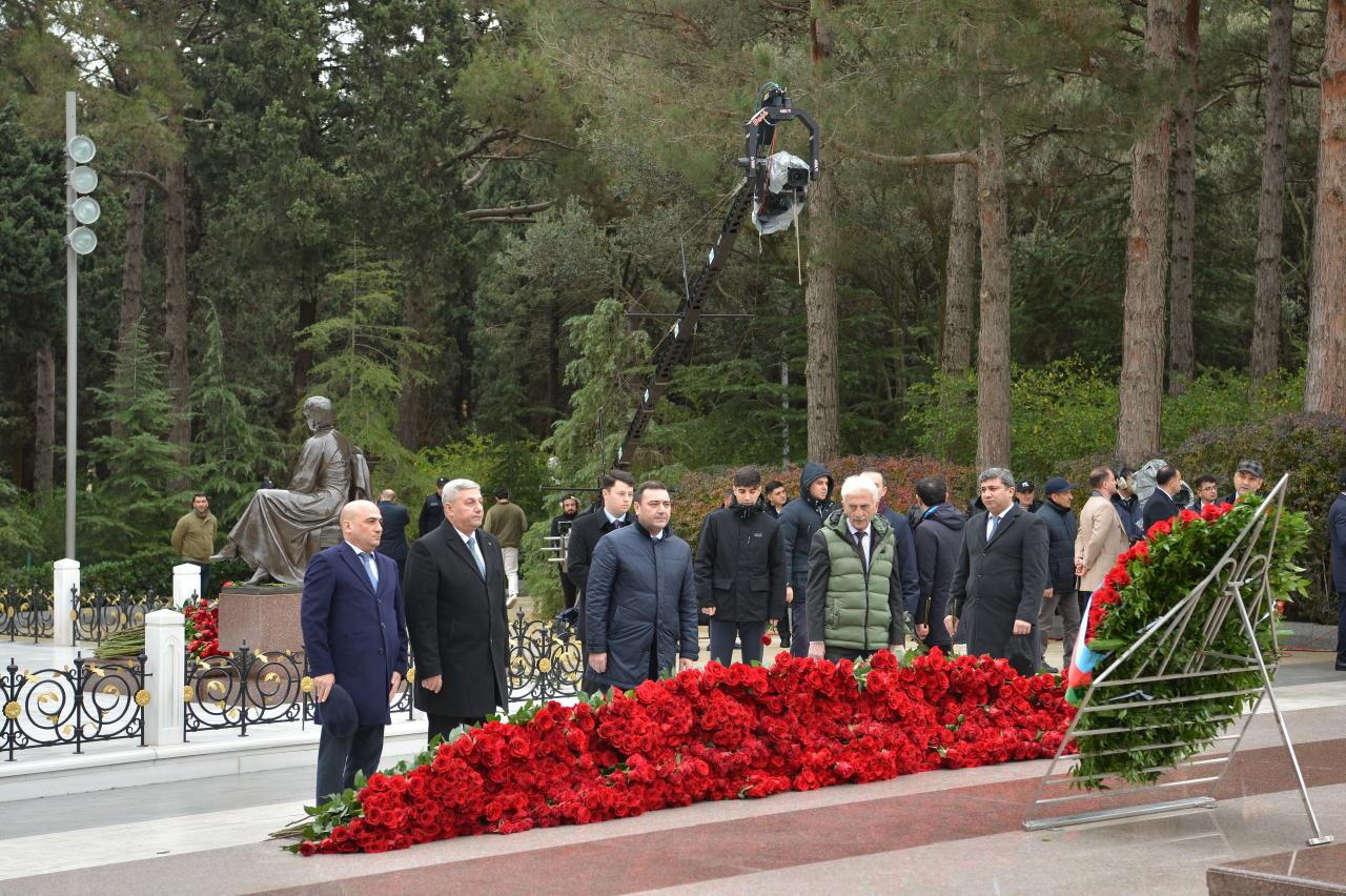Коллектив Милли Меджлиса почтил память великого лидера Гейдара Алиева в Аллее почетного захоронения