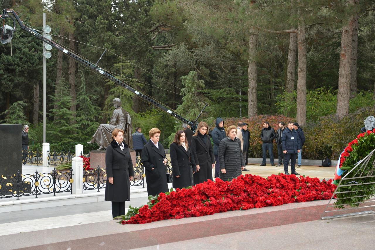 Коллектив Милли Меджлиса почтил память великого лидера Гейдара Алиева в Аллее почетного захоронения