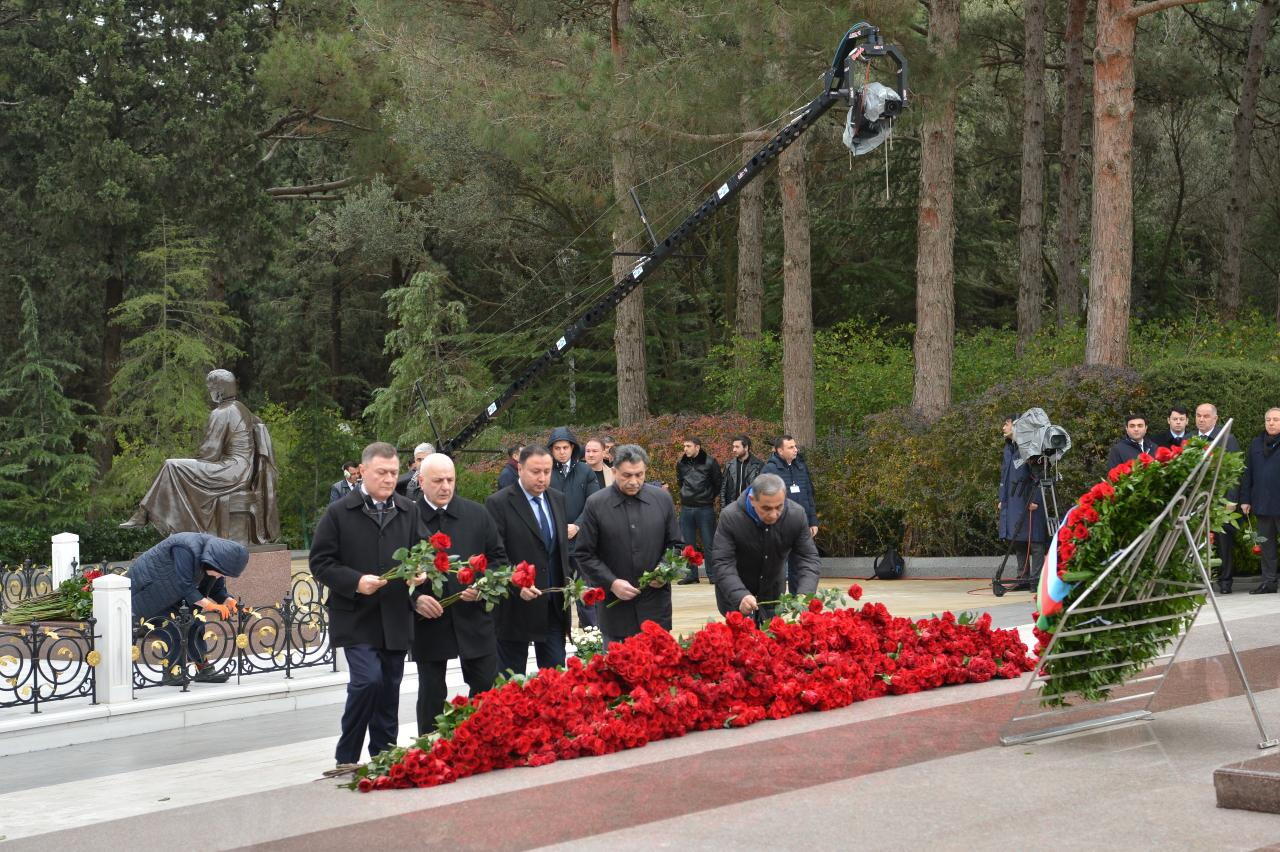 Коллектив Милли Меджлиса почтил память великого лидера Гейдара Алиева в Аллее почетного захоронения
