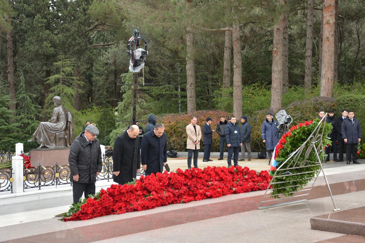 Коллектив Милли Меджлиса почтил память великого лидера Гейдара Алиева в Аллее почетного захоронения