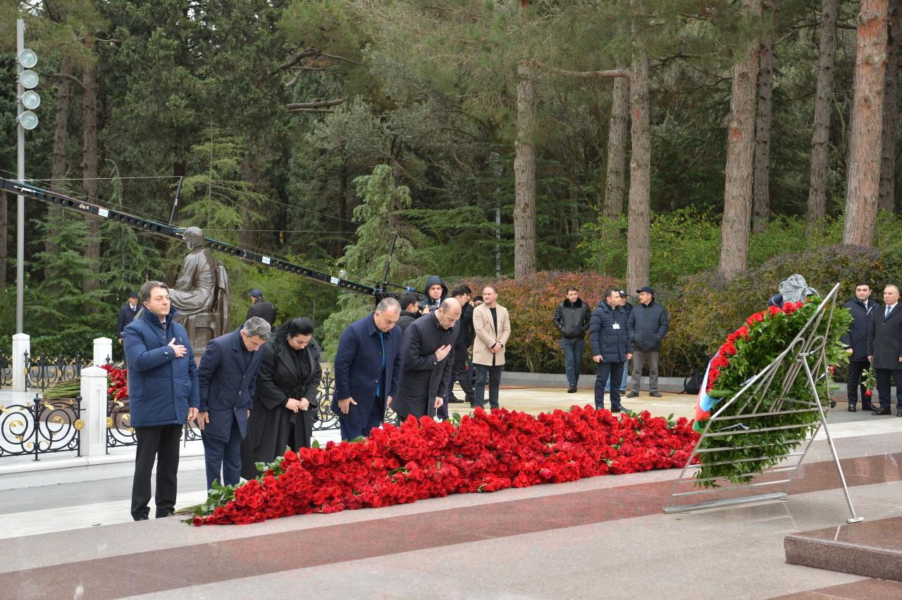 Коллектив Милли Меджлиса почтил память великого лидера Гейдара Алиева в Аллее почетного захоронения