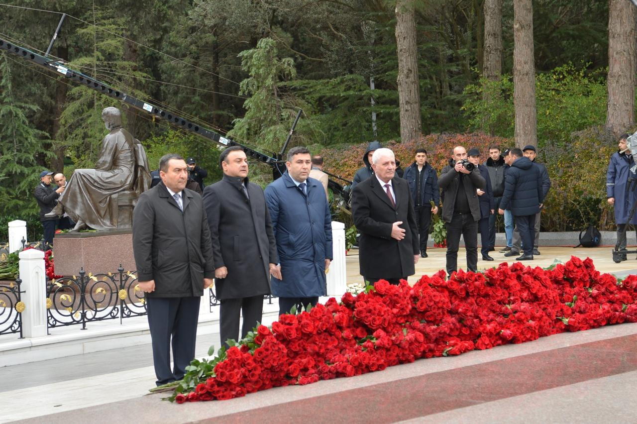 Коллектив Милли Меджлиса почтил память великого лидера Гейдара Алиева в Аллее почетного захоронения