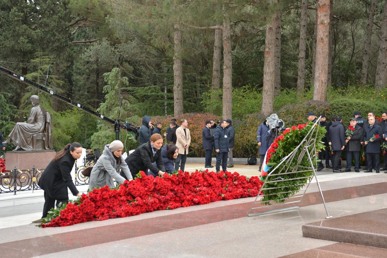 Коллектив Милли Меджлиса почтил память великого лидера Гейдара Алиева в Аллее почетного захоронения