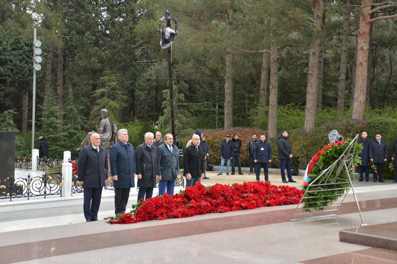 Коллектив Милли Меджлиса почтил память великого лидера Гейдара Алиева в Аллее почетного захоронения