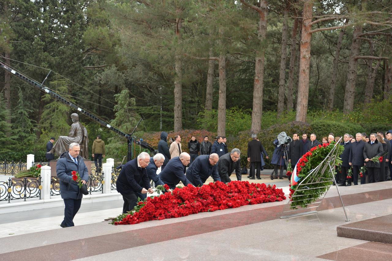 Коллектив Милли Меджлиса почтил память великого лидера Гейдара Алиева в Аллее почетного захоронения