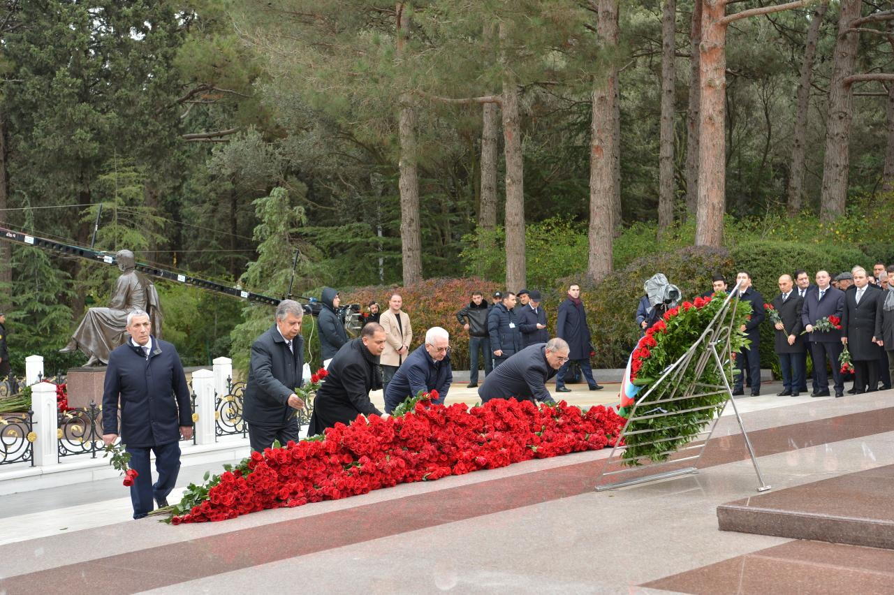 Коллектив Милли Меджлиса почтил память великого лидера Гейдара Алиева в Аллее почетного захоронения