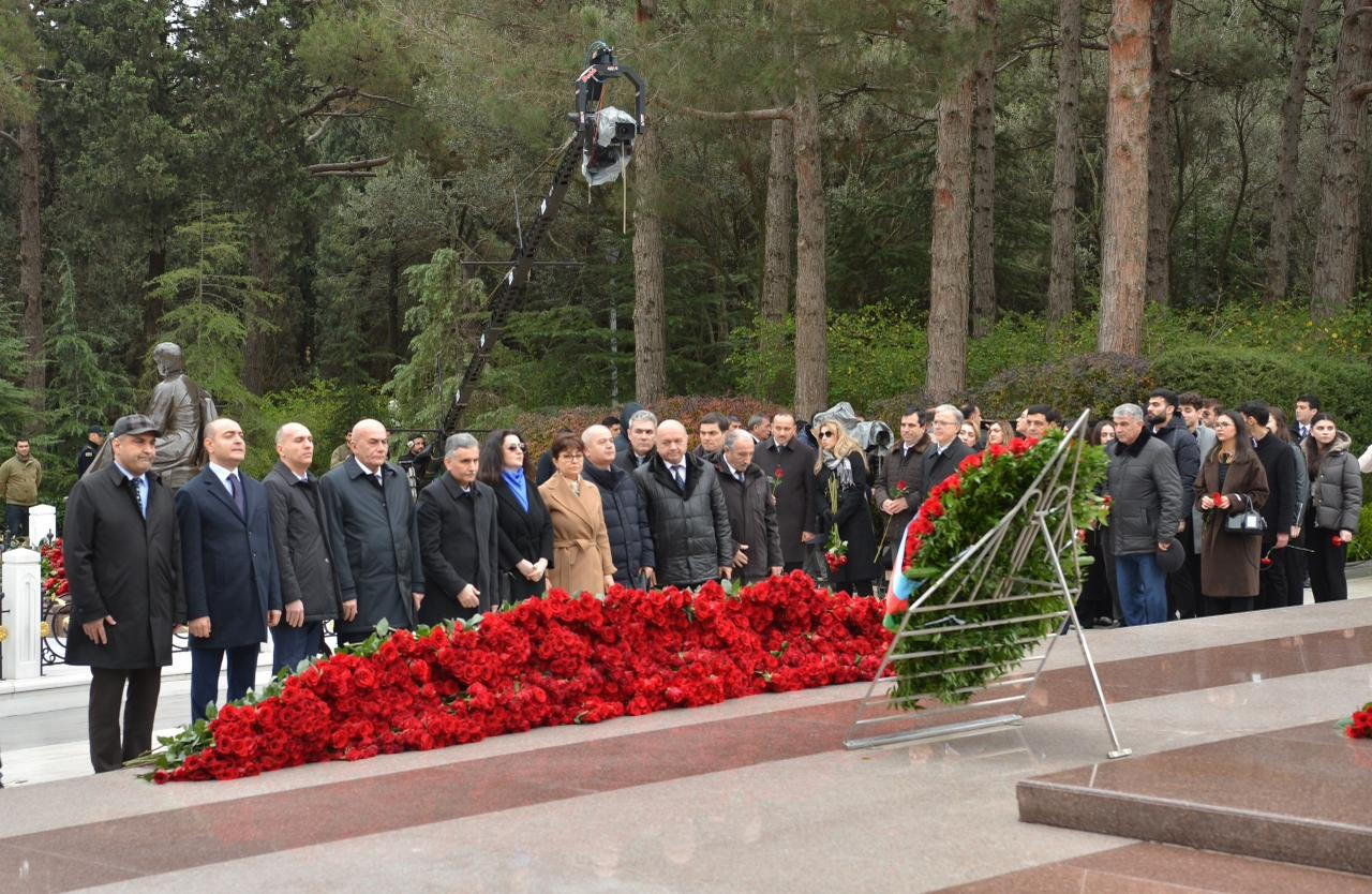Коллектив Милли Меджлиса почтил память великого лидера Гейдара Алиева в Аллее почетного захоронения