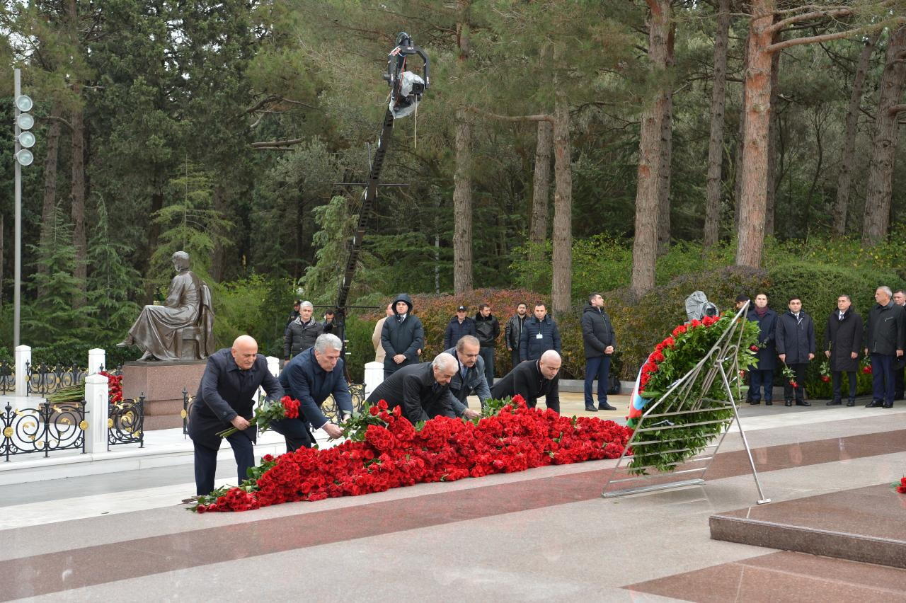 Коллектив Милли Меджлиса почтил память великого лидера Гейдара Алиева в Аллее почетного захоронения