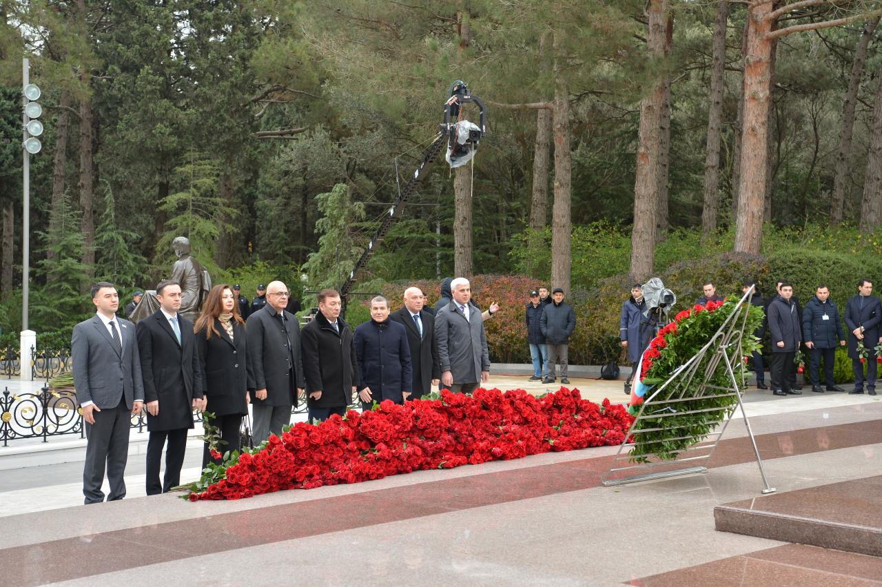 Коллектив Милли Меджлиса почтил память великого лидера Гейдара Алиева в Аллее почетного захоронения