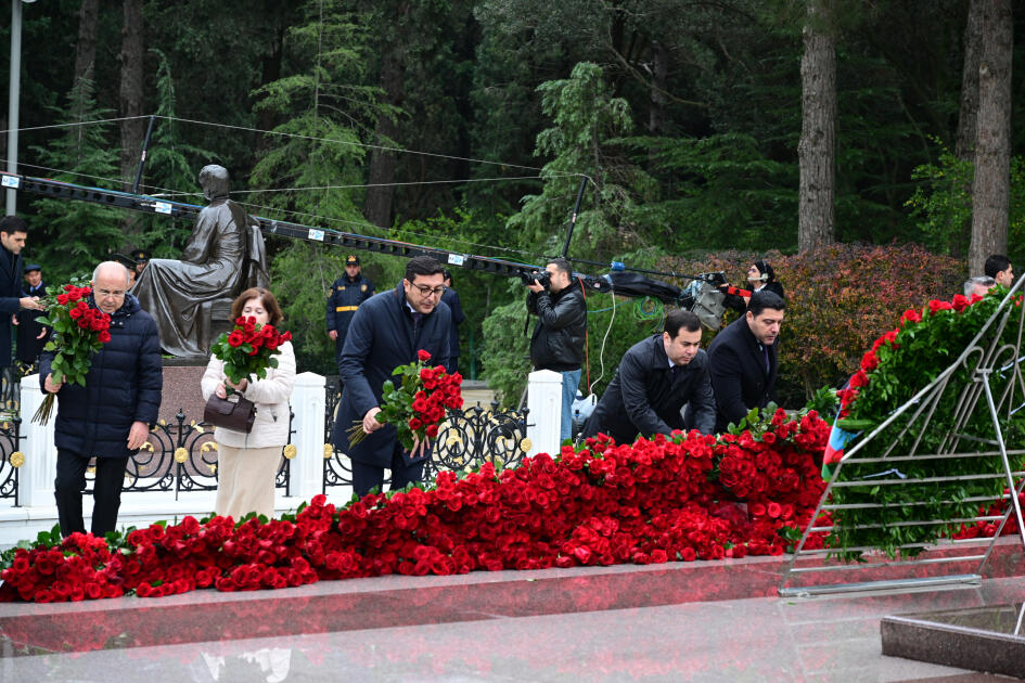 Официальные лица государства и правительства почтили память великого лидера Гейдара Алиева на Аллее почетного захоронения
