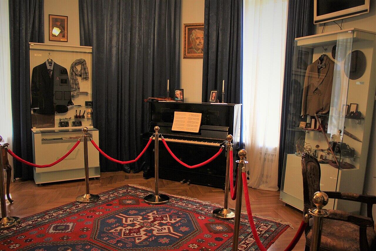 Дом-музей Самеда Вургуна, открытый по инициативе великого лидера Гейдара Алиева, отметил 50-летие