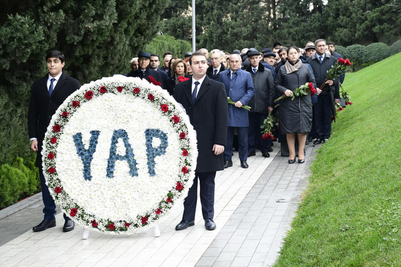 Представители ПЕА почтили память общенационального лидера Гейдара Алиева