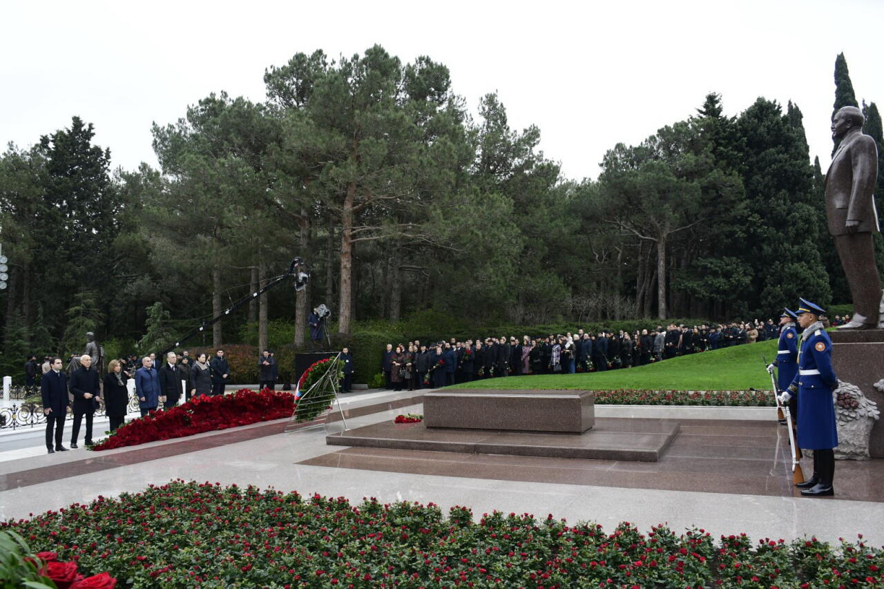 Представители ПЕА почтили память общенационального лидера Гейдара Алиева