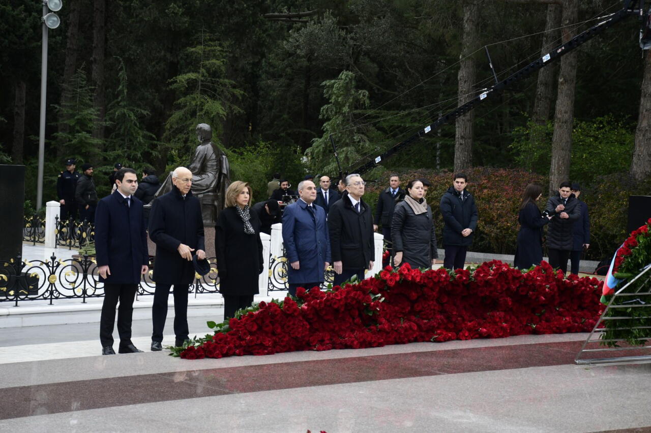 Представители ПЕА почтили память общенационального лидера Гейдара Алиева