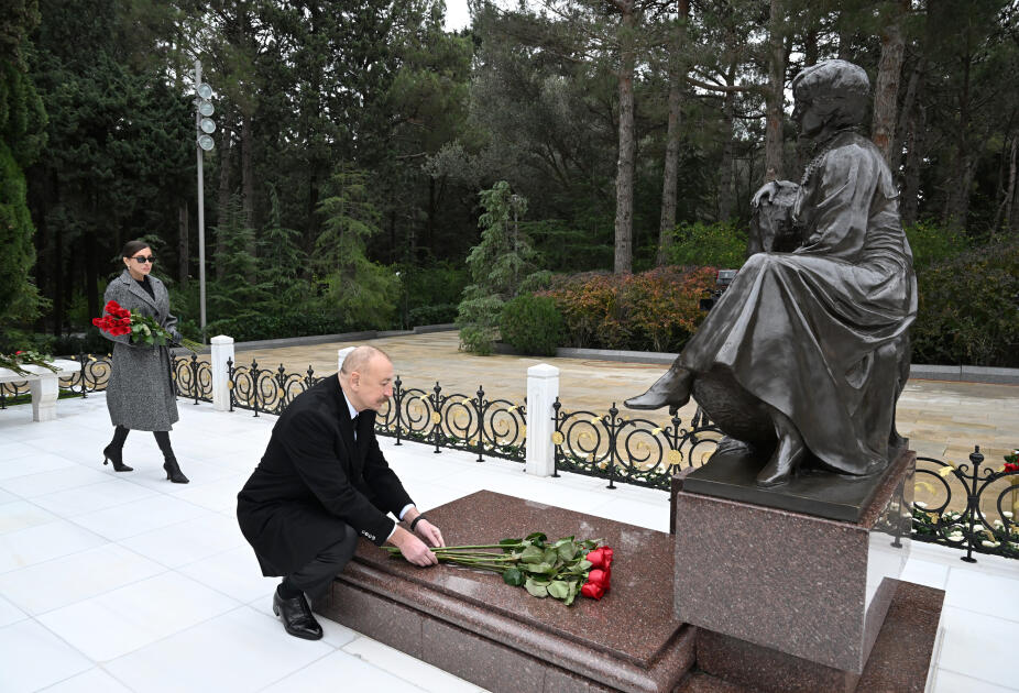 Президент Ильхам Алиев и Первая леди Мехрибан Алиева посетили могилу общенационального лидера Гейдара Алиева