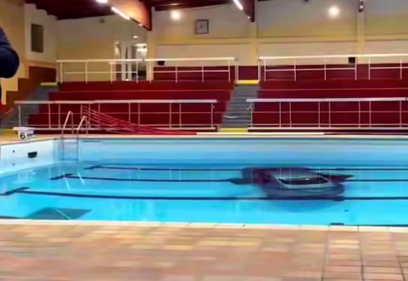 Во Франции автомобиль рухнул в бассейн