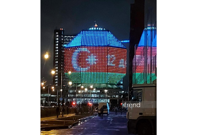 Здание Национальной библиотеки Беларуси окрасилось в цвета флага Азербайджана