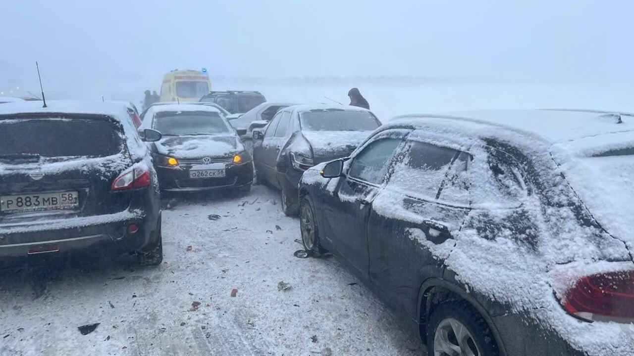 ДТП с участием десятков автомобилей произошло в России