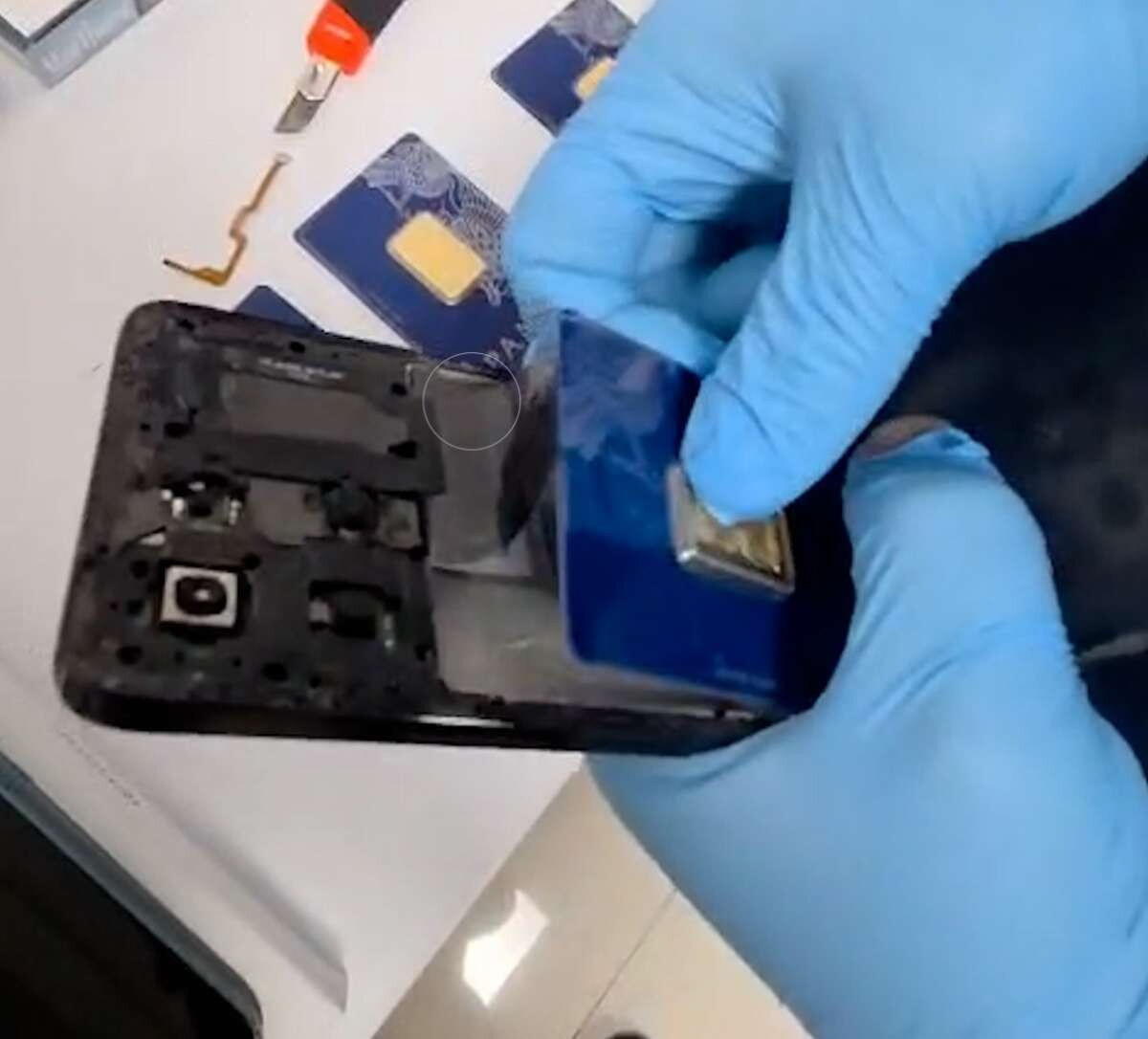 Золотые слитки в мобильных телефонах попытались провезти в Азербайджан