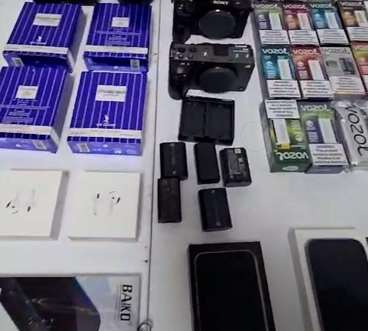 Золотые слитки в мобильных телефонах попытались провезти в Азербайджан