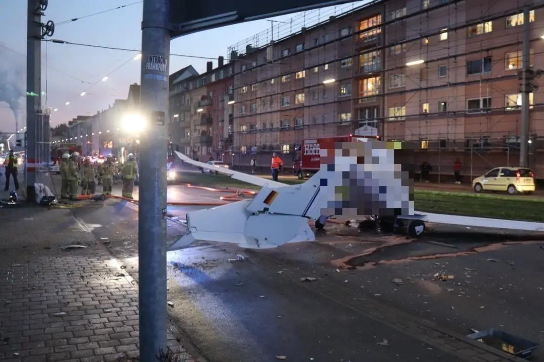 Самолет экстренно приземлился на оживленной улице в Германии
