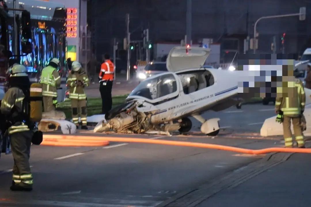 Самолет экстренно приземлился на оживленной улице в Германии