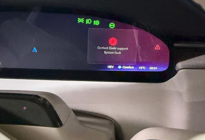 Китайский электрокар замёрз и заблокировался на трассе