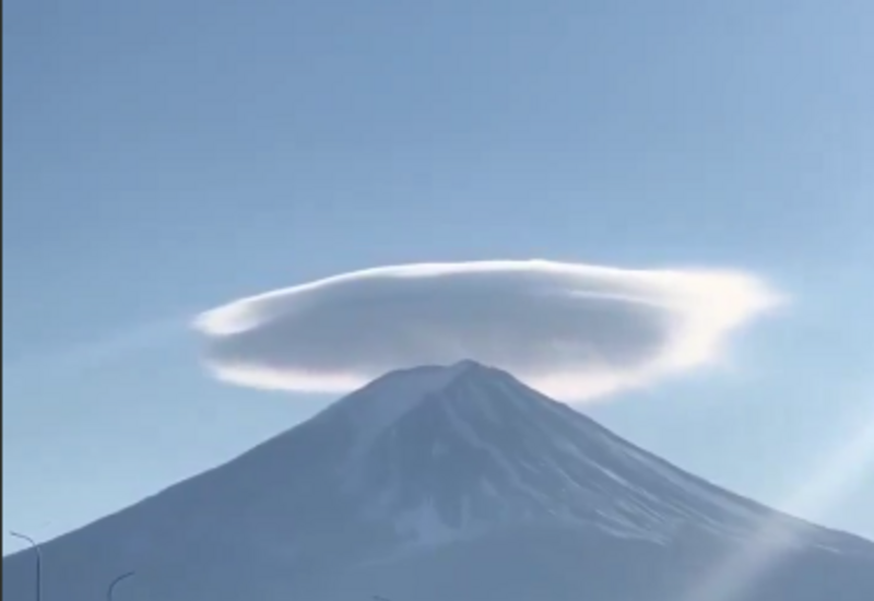 Лентикулярное облако над вулканом Фудзи