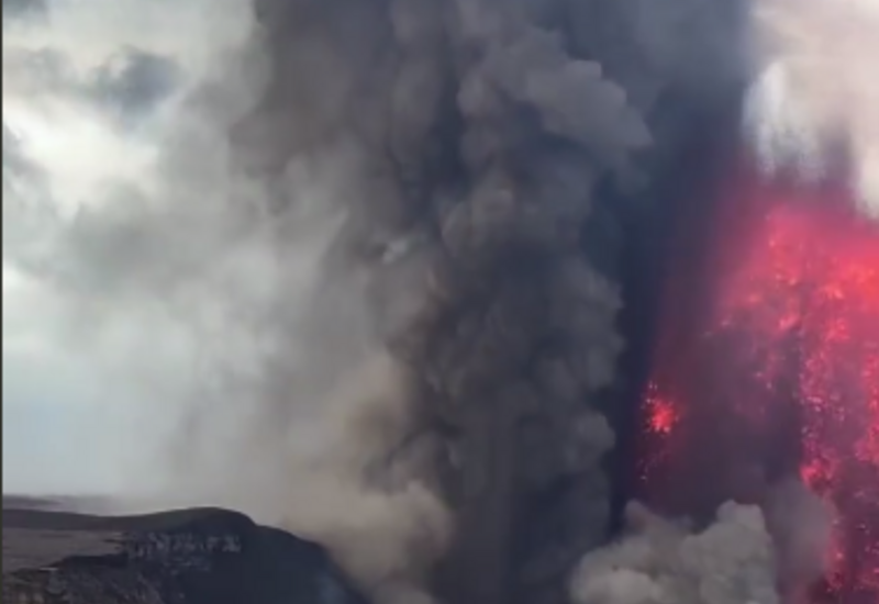 Лавовый фонтан вулкана Килауэа поразил своими размерами