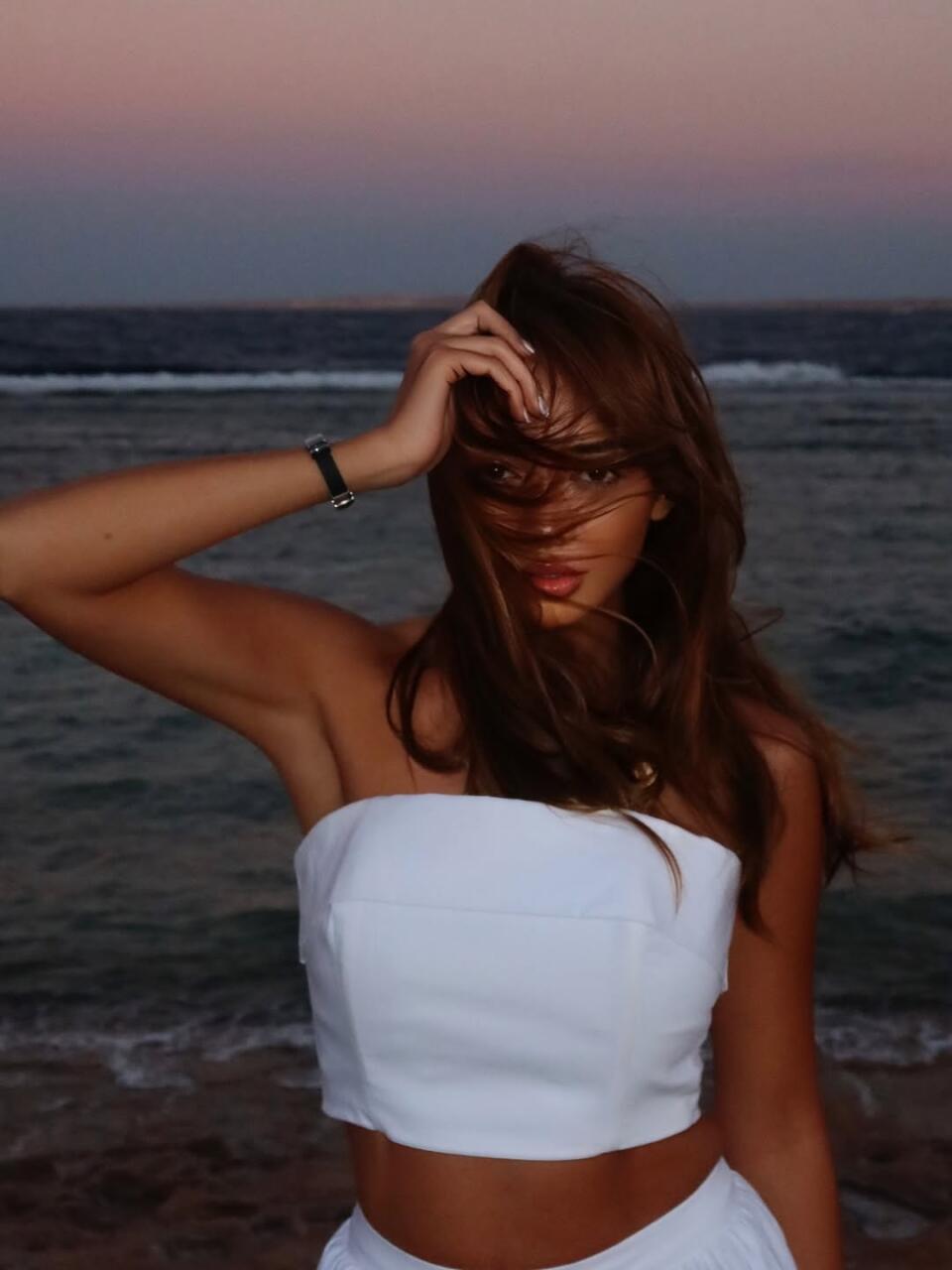 Хаджар Хейдари поделилась стильной фотосессией на курорте