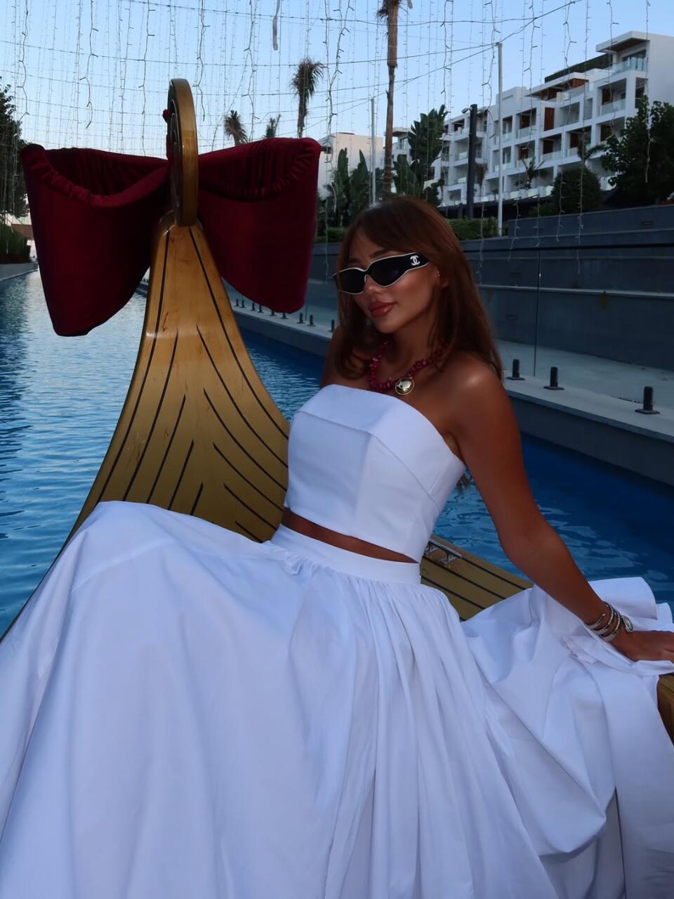 Хаджар Хейдари поделилась стильной фотосессией на курорте