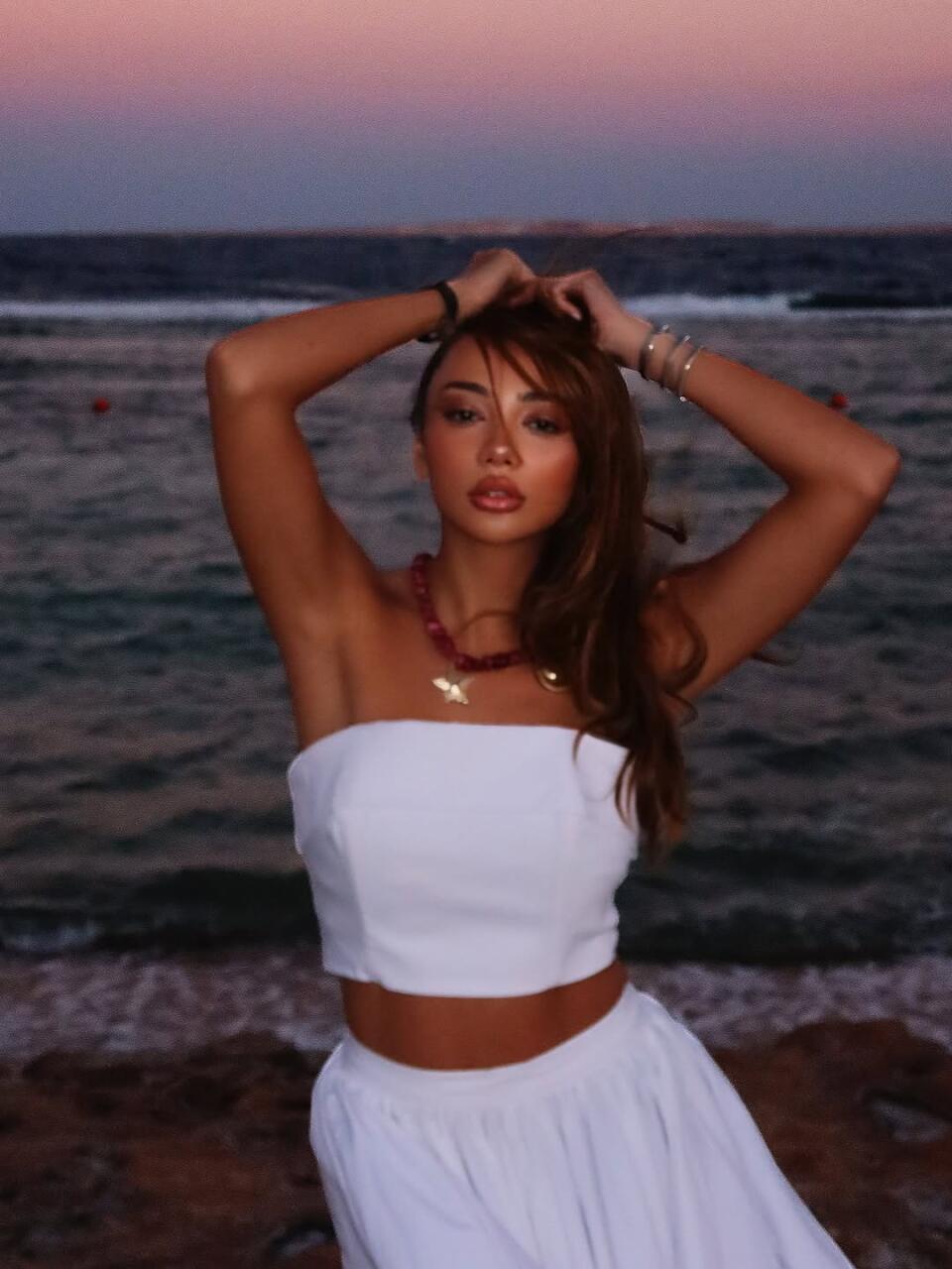 Хаджар Хейдари поделилась стильной фотосессией на курорте