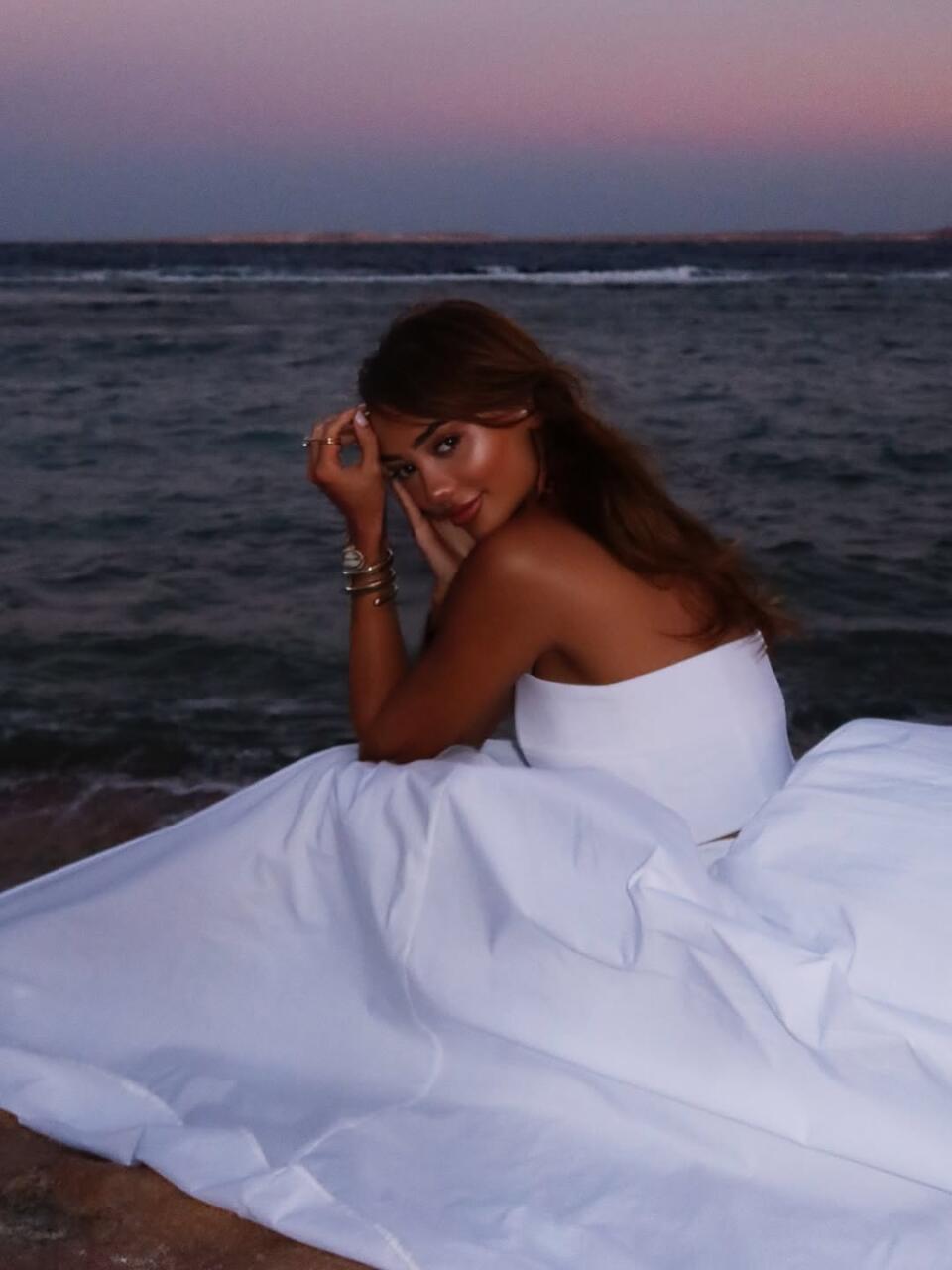 Хаджар Хейдари поделилась стильной фотосессией на курорте