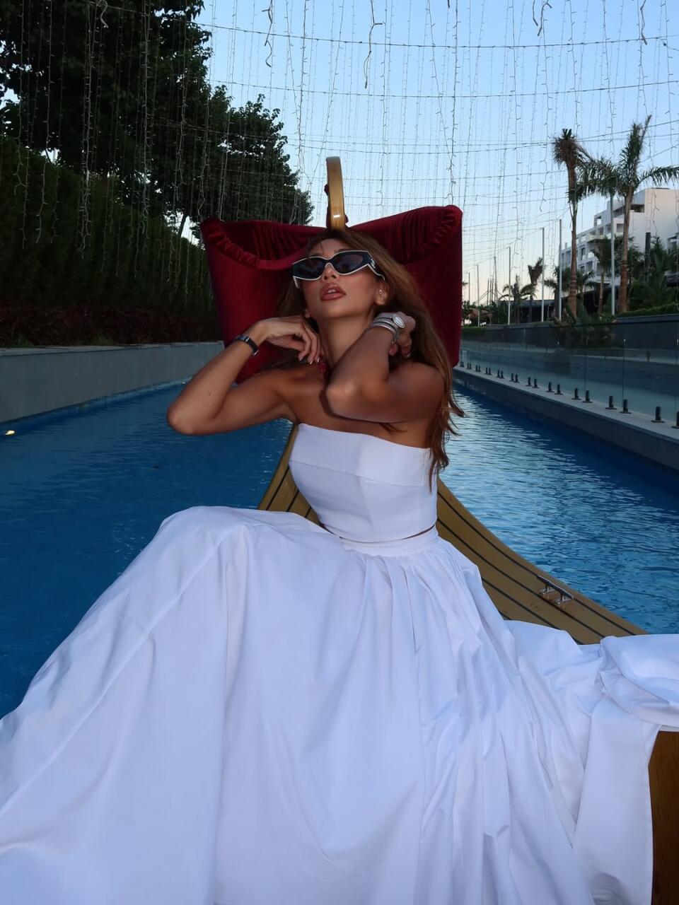 Хаджар Хейдари поделилась стильной фотосессией на курорте