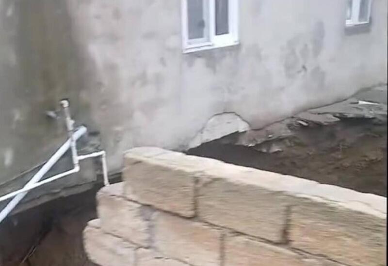 В поселке Баладжары под жилым домом просела земля