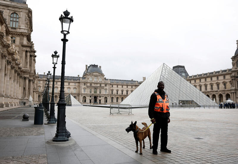 Французский Лувр закрыли