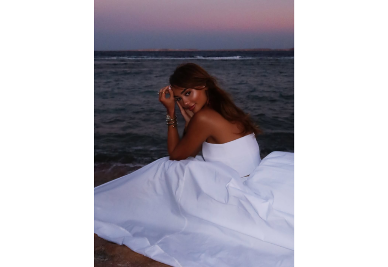 Хаджар Хейдари поделилась стильной фотосессией на курорте