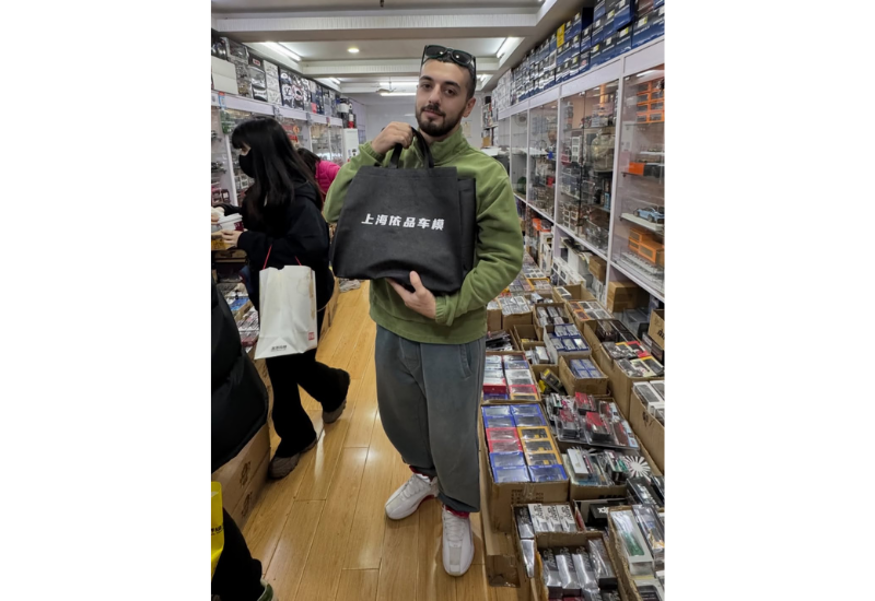 Азербайджанский блогер показал огромный выбор игрушечных авто в Шанхае