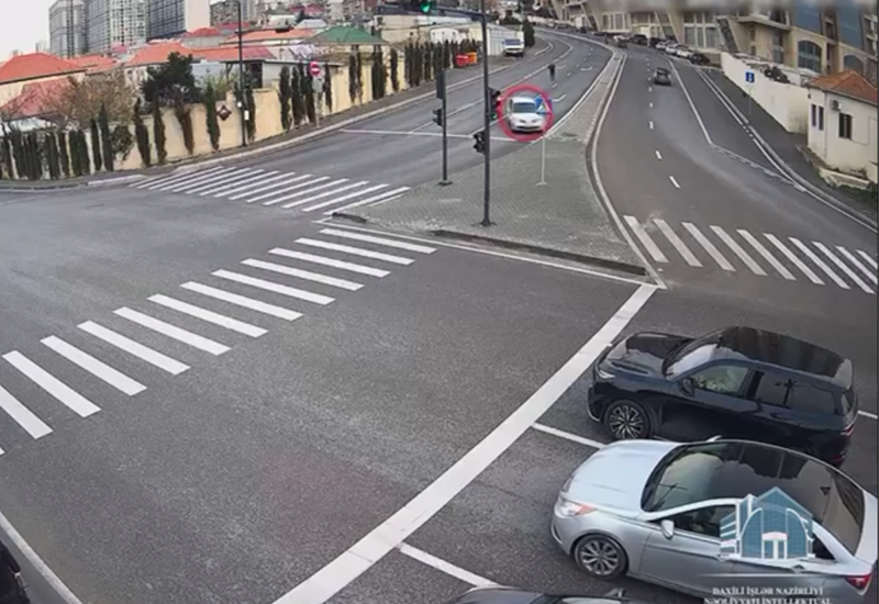 В Баку автомобиль без водителя стал причиной ДТП