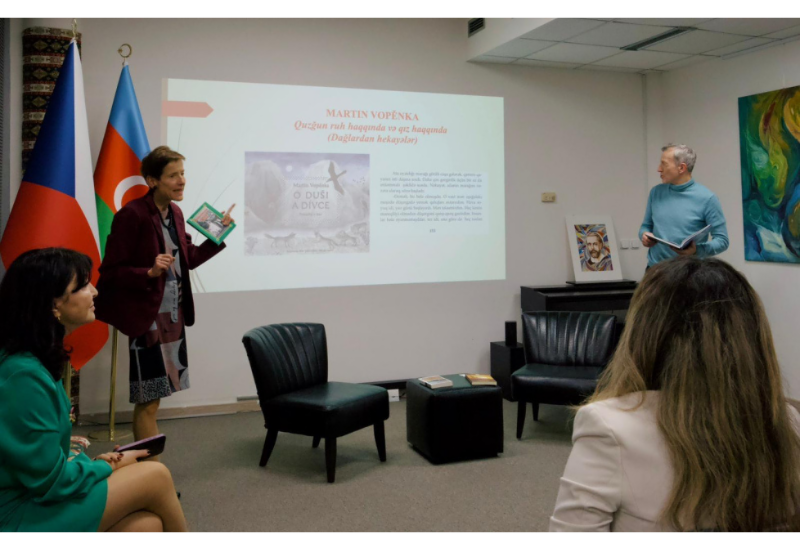 В Праге представили сборник чешской классики на азербайджанском языке