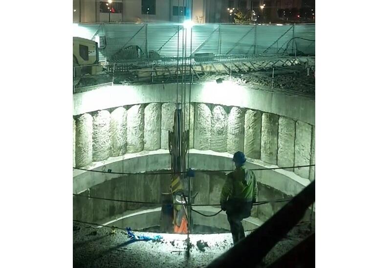 Экскаватор опустили в тоннель станции метро "28 Мая"