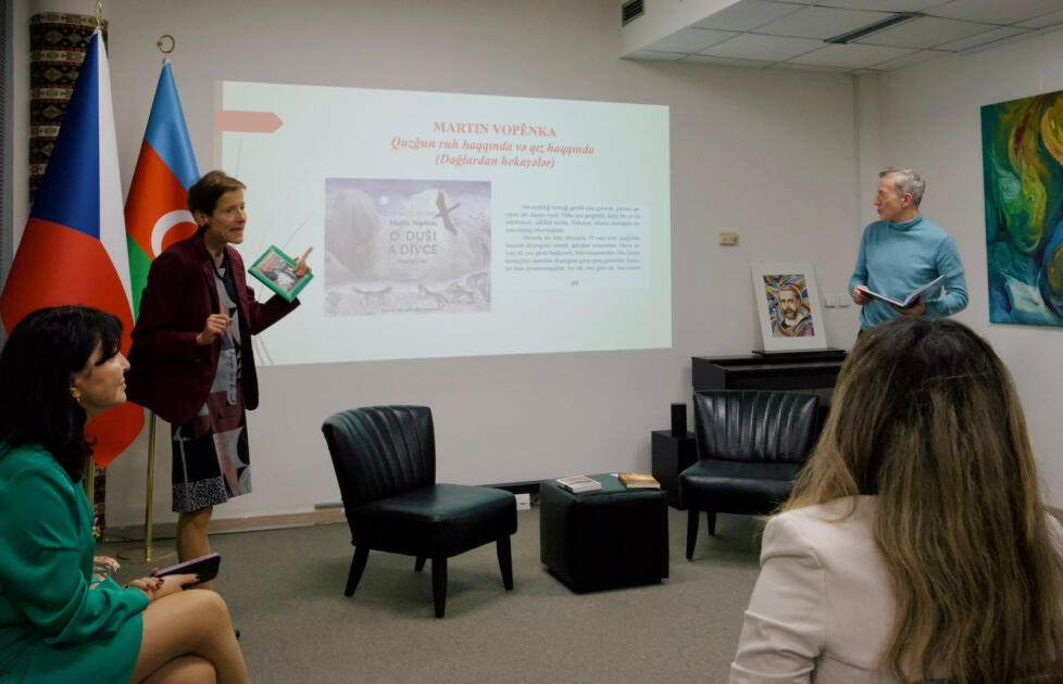 В Праге представили сборник чешской классики на азербайджанском языке